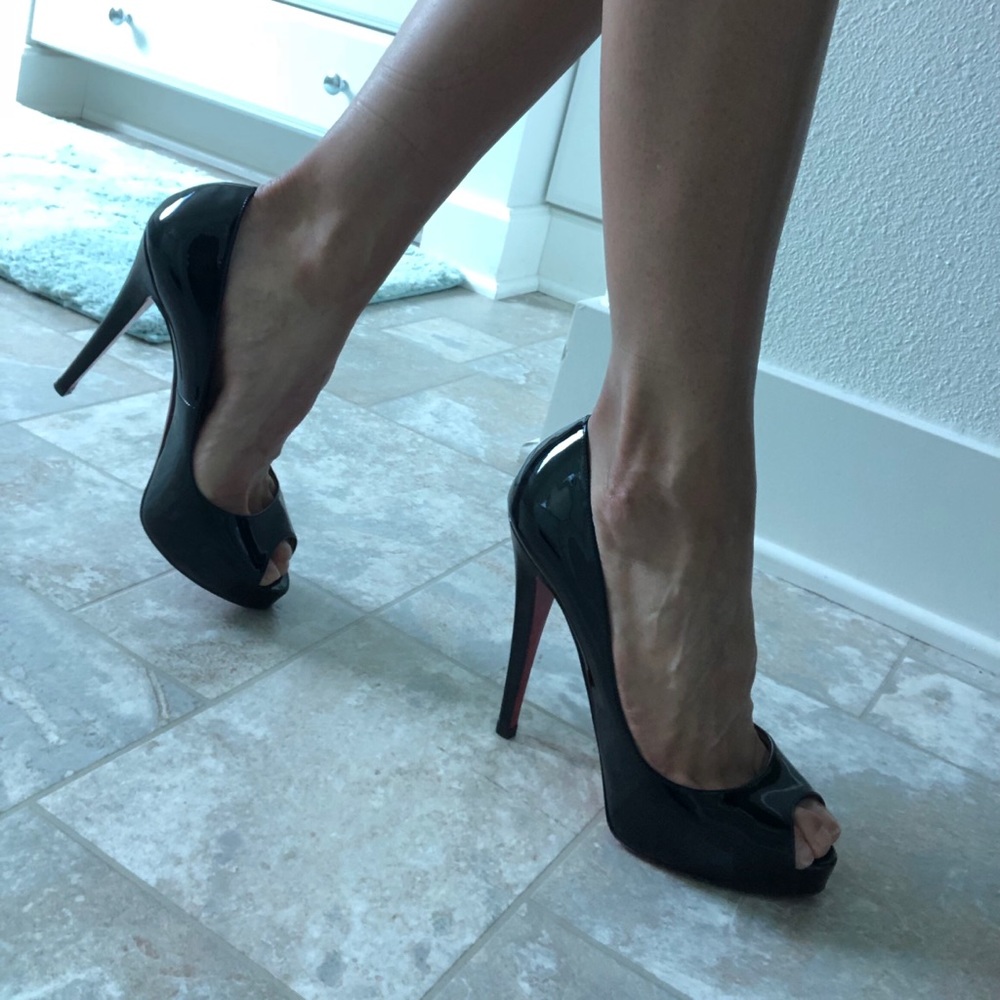 Christian Louboutin Very Prive 120 Peep Toe Pump